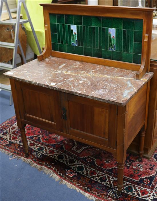 An early 20th century marble top washstand W.91cm